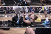 免费彩金-这是NBA还是WWE？格林狠踹小萨 勇士输球输人